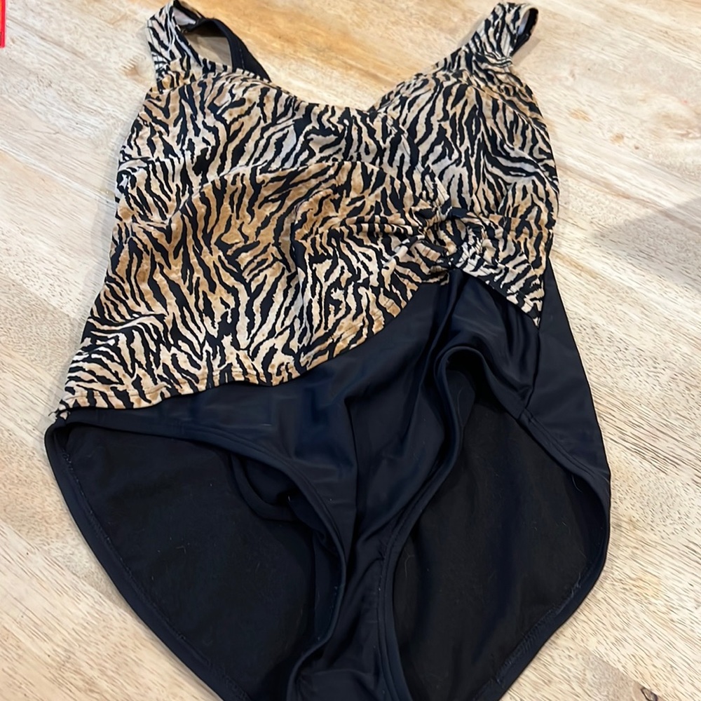 White stag size m (8-10) bathing suit
